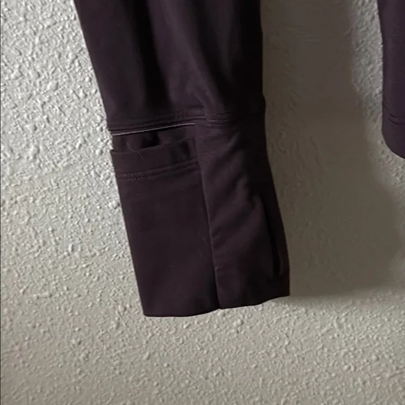 Lululemon Toasty Tech 1/2 Zip Size 6 with Gorgeous Sleeve Detail - Picture 6 of 12